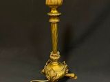 une lampe de table en laiton ancien sur fond noir, avec un fond noir