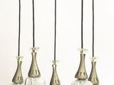 une image représentant un lustre muni de cinq abat-jours en verre suspendu au plafond