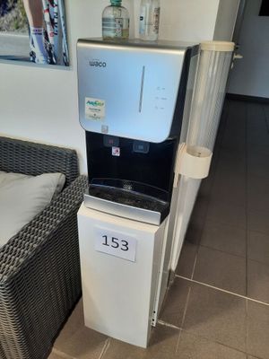 un distributeur d'eau dans un coin de la pièce