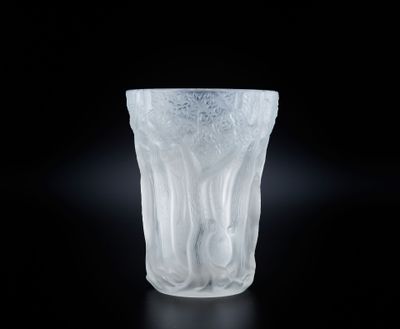 une tasse en verre posée sur une table
