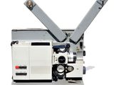 un gros plan d'un vidéoprojecteur sur fond blanc