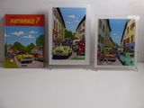 trois photos encadrées représentant des voitures, accrochées sur un mur blanc