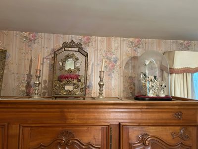 une commode surmontée d'un miroir et d'une horloge
