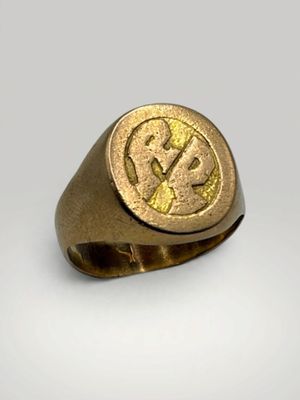 l'image d'une chevalière en or ornée d'une croix