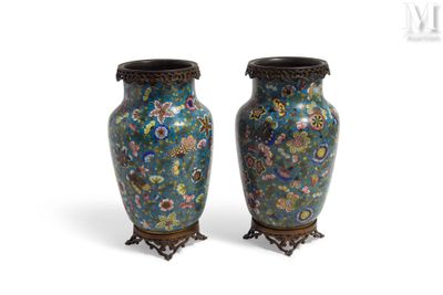 une paire de vases posés sur une surface blanche, sur fond blanc