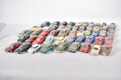 beaucoup de petites voitures posées sur une surface blanche