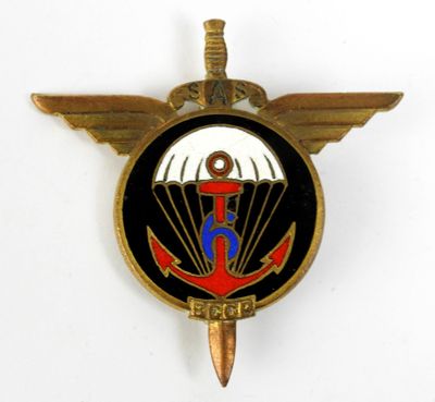 une image représentant un insigne sur lequel figure un parachute