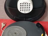 un tourne-disque posé sur une table rouge