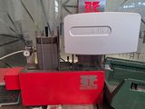 une machine posée sur une table dans une pièce