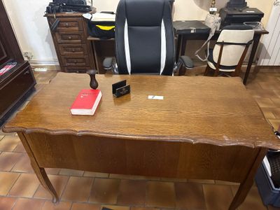 un bureau avec une chaise et un livre posé dessus