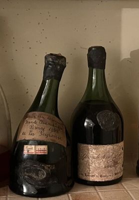 plusieurs bouteilles de vin sont alignées sur une étagère