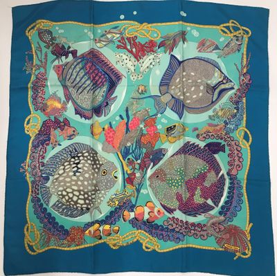 une écharpe bleue ornée de poissons et de coraux