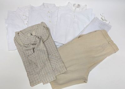 une chemise blanche et un pantalon beige posés sur une table blanche