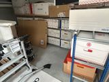 une pièce avec beaucoup de cartons et des cartons sur le sol