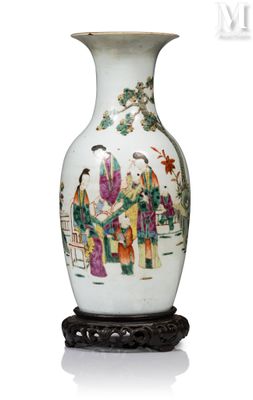un vase blanc orné d'une peinture, posé sur un socle