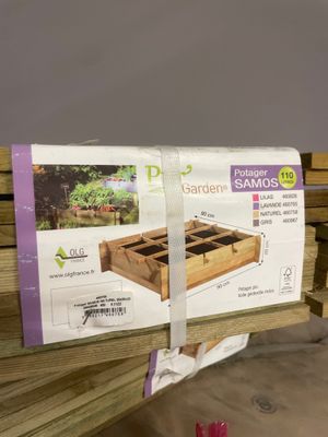une caisse de matériel de jardinage posée sur un banc en bois