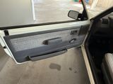 une photo d'une portière de voiture ouverte