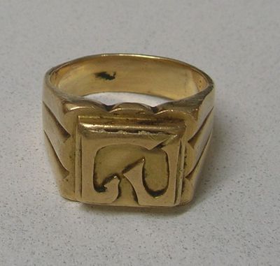 une image représentant une bague en or sur laquelle figure un cheval