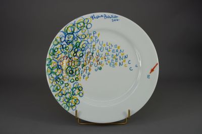 Thomas BASTIDE (Né en 1954). Assiette en porcelaine à décor …