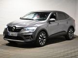 la voiture grise est garée dans le garage sur un sol en damier
