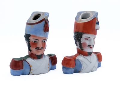 deux figurines représentant un homme et une femme sur fond blanc