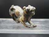 un gros plan sur une figurine représentant un chat posée sur une table