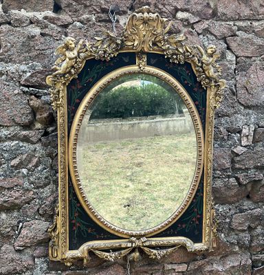 un miroir accroché au mur d'un bâtiment en pierre