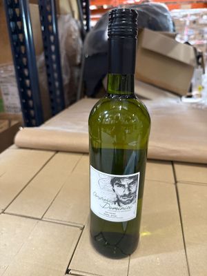 une bouteille de vin posée sur une table dans un entrepôt