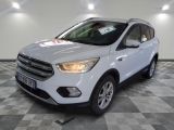 La Ford Escape blanche est garée sur un sol carrelé à damier.