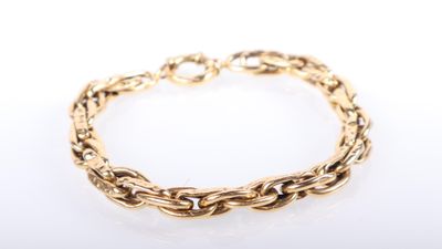 un bracelet en chaîne en or sur fond blanc
