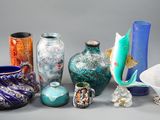 de nombreux vases différents posés sur une table
