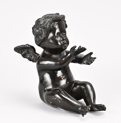 une photo d'une statue représentant un bébé assis sur une surface blanche