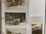 une exposition de vieilles photos de personnes et de véhicules