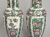 paire de vases chinois décorés de fleurs et d'oiseaux, posés sur un socle