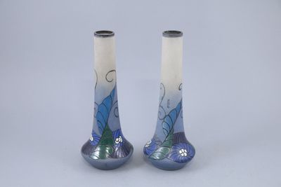 une paire de vases bleus et blancs ornés de fleurs bleues