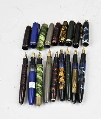 beaucoup de stylos alignés sur une table