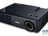 l'image d'un projecteur sur fond blanc
