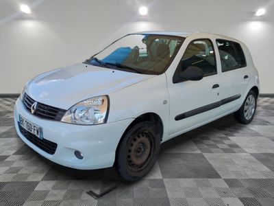 la photo d'une petite voiture blanche garée dans un garage