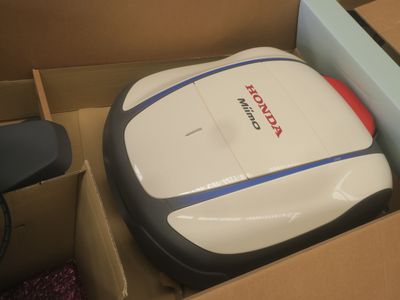 un robot posé dans une boîte par terre