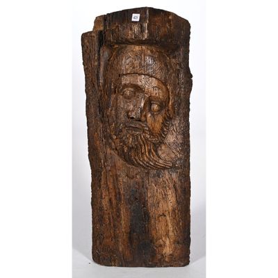 une sculpture en bois représentant un homme barbu