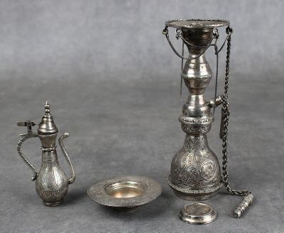 une image représentant un ensemble d'objets argentés sur fond gris