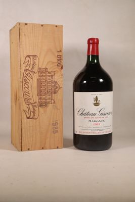 une bouteille de vin posée à côté d'une caisse en bois