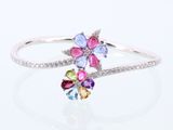 une bague en or blanc sertie de pierres multicolores et de diamants