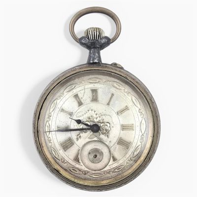 une montre de poche en argent avec des chiffres romains sur le cadran