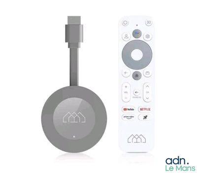 une télécommande et une autre télécommande l'une à côté de l'autre
