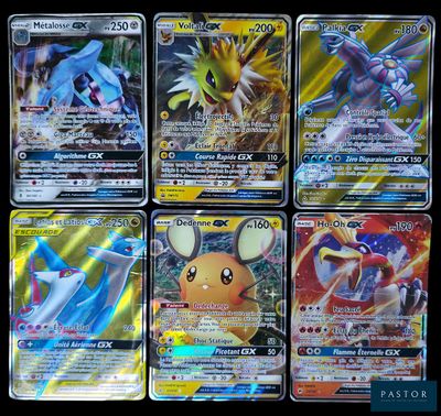 Des cartes Pokémon sont alignées en rangée sur une surface noire