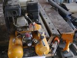 une machine posée sur une table dans une pièce