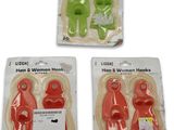 quatre figurines en plastique représentant des hommes et des femmes de différentes couleurs
