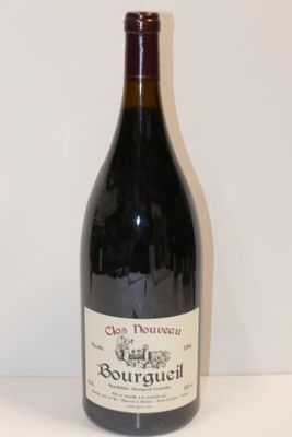 une bouteille de vin posée sur une table