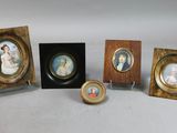 quatre cadres miniatures contenant des portraits miniatures de personnes